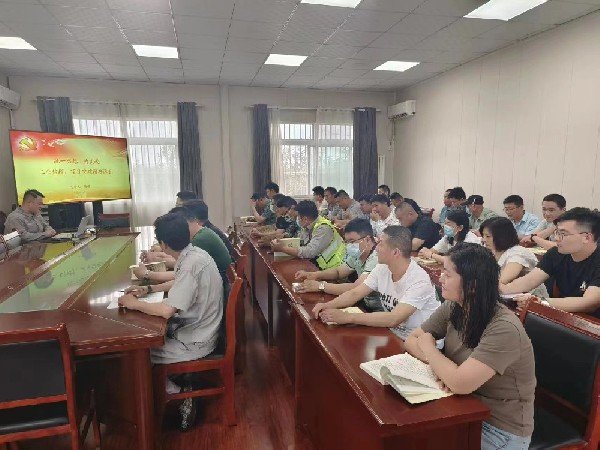 【理論宣講】鑫巖石料開展“統(tǒng)一思想，為實現(xiàn)工業(yè)倍增、項目突破增磚添瓦”宣講活動
